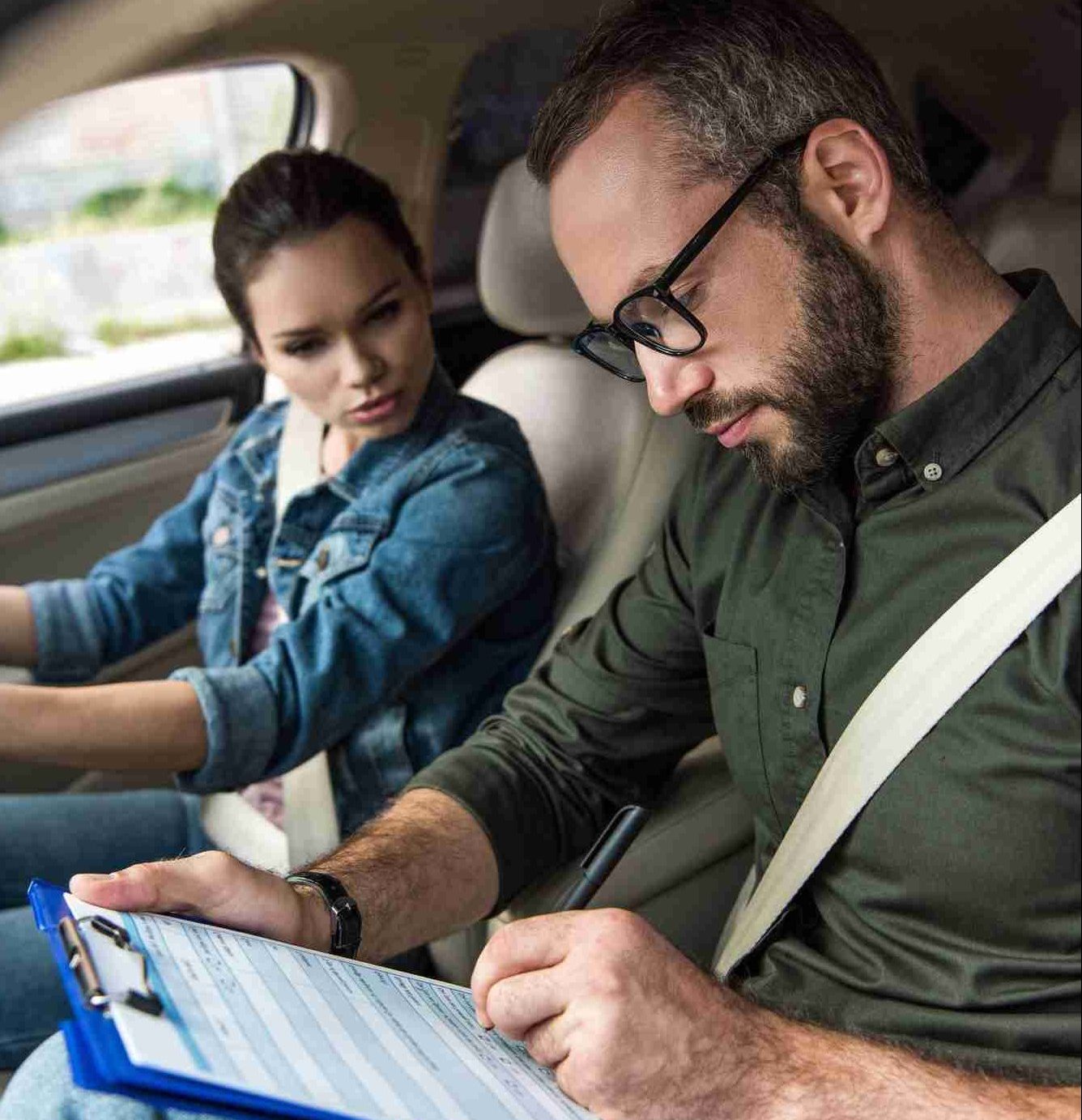 Инструктор отмечает результаты на планшете во время тренировочного экзамена