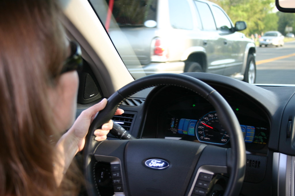 Руки на руле и городской поток как часть регулярной практики вождения