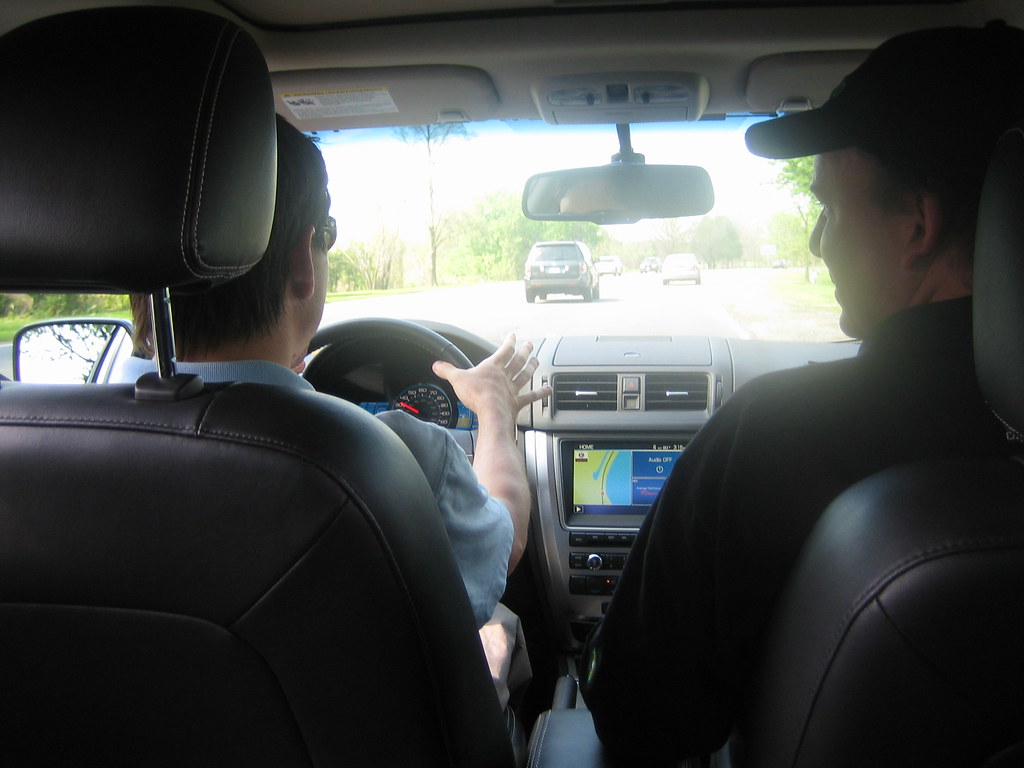 Инструктор и ученик в автомобиле во время спокойного занятия