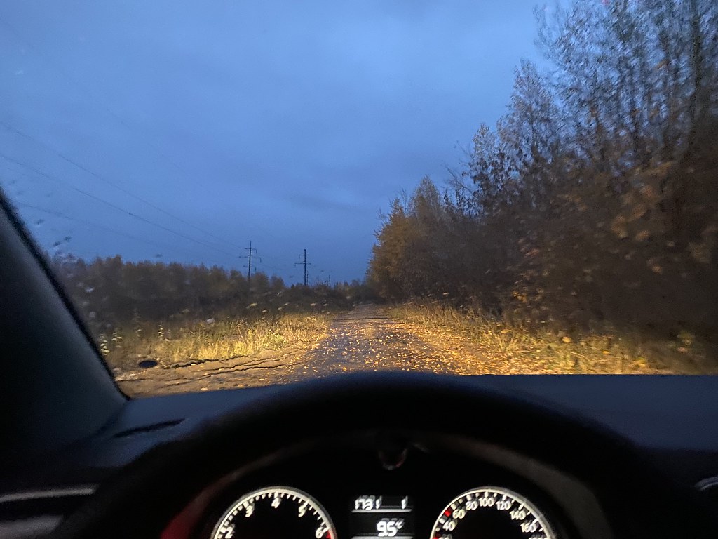 Вид из салона на дорогу и маршрут как образ движения к правам без затягивания